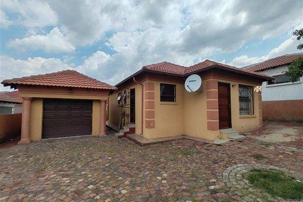 Discover this well-maintained 3-bedroom home located in the heart of Olievenhoutbosch, perfect for families or investors. The property ...