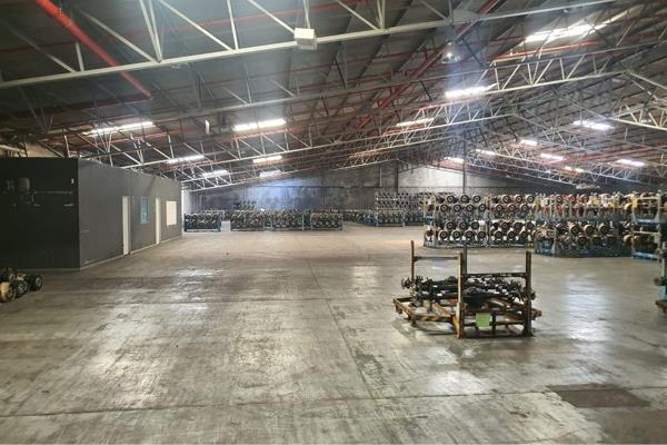 This 3460m2 warehouse is available to let in a secure industrial complex, offering ...