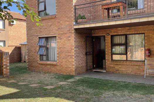 2 Bedroom Townhouse for sale in Langenhovenpark