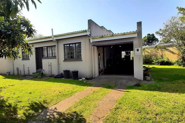 A golden oldie , perfect as an investment or a starter home in the popular area of Bos en Dal. 

Needing TLC , the home offers 3 fair ...