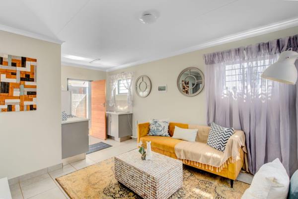 Ideal for small families or first-time homeowners, this charming 40m&#178;, 2-bedroom house in Protea Glen offers a cozy yet functional ...