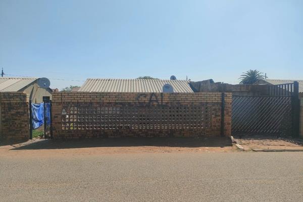 2 boedroom , kitchen ,lounge , outside 4 rooms with bath room , outside toilet , walled with locked gates.
It is close to Jabulani ...