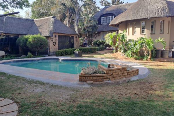 Stunning well kept thatched roof home with flatlet in Dersley
Offers-
Electric fence all-round, 
Automated gate, 
Automated garage,  ...