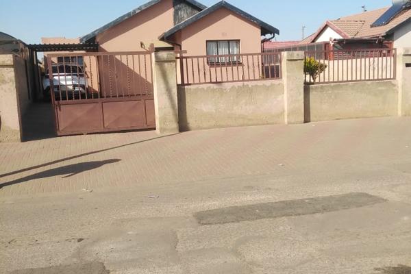 This full title house situated next to the main road and ideal as an investment or multi purpose use is up for sale in Protea Glen ...