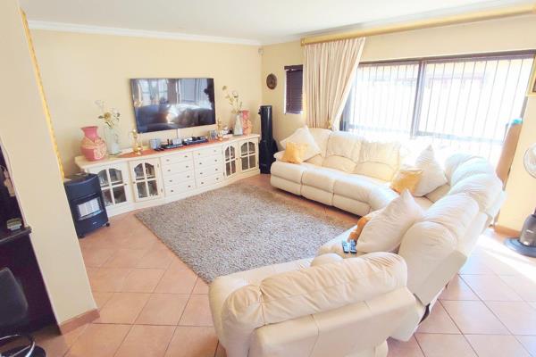 Nestled in the sought-after Heuwelsig Estate, this beautiful 3-bedroom house with two full bathrooms is perfect for a young family ...