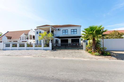 5 Bedroom House for sale in Port Owen