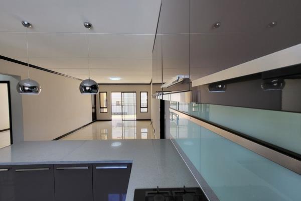 Exquisite Upmarket Apartment. Move in Ready!

Discover modern living with this luxurious ...