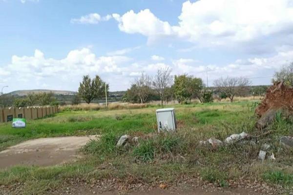 This 907m2 vacant land is located on the main road entering Fochville, making it an ideal spot to build your own business. Situated ...