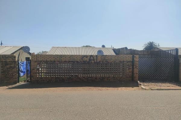 4 room house for sale in Moletsane
2 bedroom, kitchen,  lounge and outside toilet.
This property has 4 outside rooms and full bathroom. ...