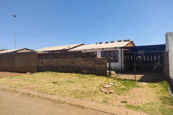 2 bedroom , kitchen , lounge , it has 4 outside rooms and toilet , carport for 2 cars , walled with locked.