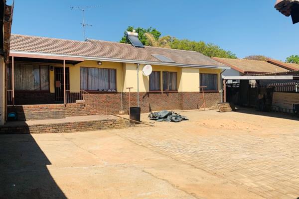 Spacious 3-Bedroom Home with 3 Private Flatlets for Rental Income – Ideal Location in Silverton

Price: R1750 000

Location: Silverton ...