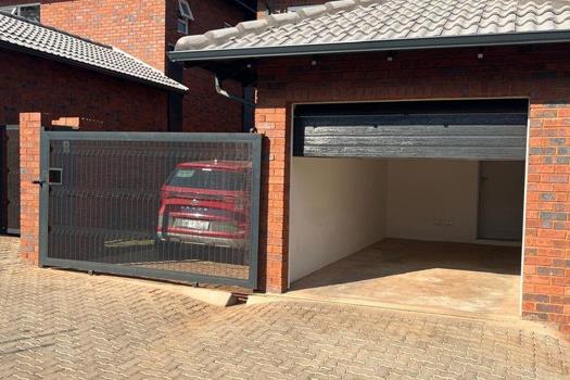 2 Bedroom Townhouse to rent in Krugersdorp North