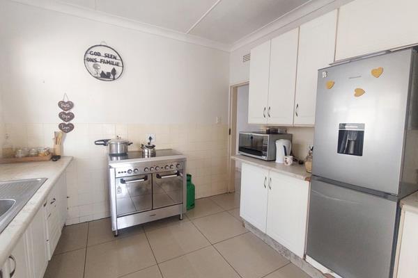 3 Bedroom house with one bathroom and a separate toilet. An open-plan lounge and dining. Kitchen with Bic. 
It offers outside a single ...