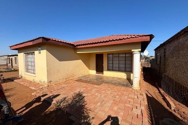 This property is closer to N1 and R101, it offers the following:

3 spacious Bedrooms with modern fitted wardrobes
Lounge
Kitchen ...