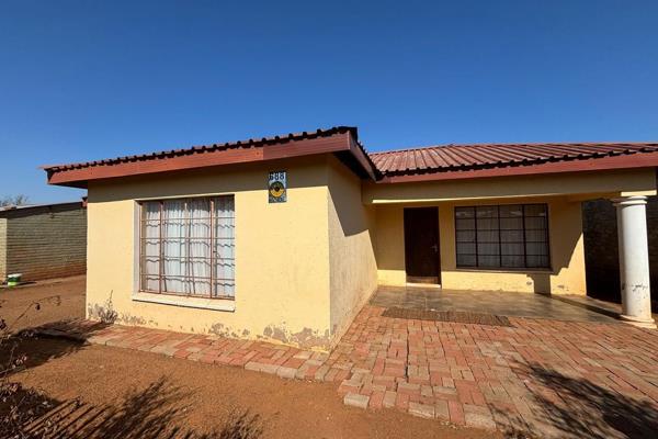 This property is closer to N1 and R101, it offers the following:

3 spacious Bedrooms with modern fitted wardrobes
Lounge
Kitchen ...