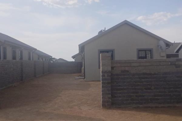 Offering;

Yard: 240m2
House: 60m
Beautifullly upgraded 3 bedroom House with Large Yard. ...