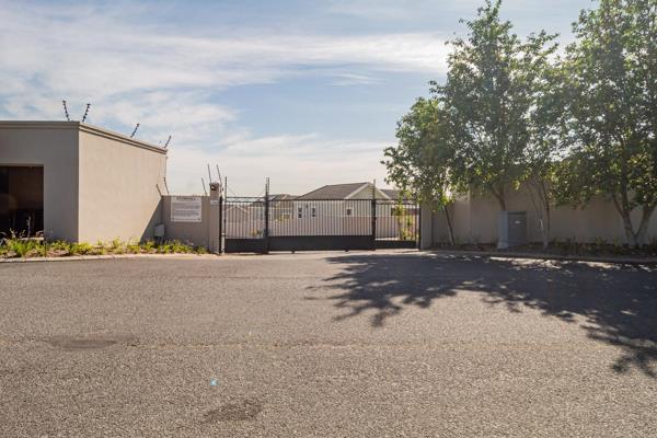 This property is situated in a highly secured complex of Stonehill Estate in Protea ...