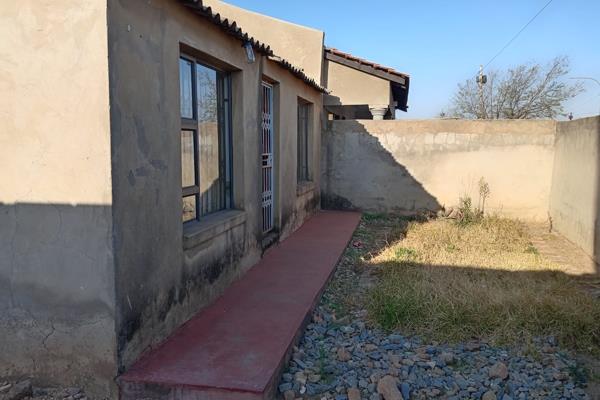 Immediately Available!

Welcome to this neat and cozy free-standing house, perfectly situated in Emdeni, Soweto.

Features:

- 2 ...