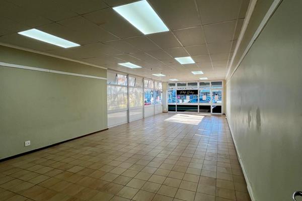 Situated in the same building as the Robertson ABSA Bank, this spacious 104 sqm retail ...