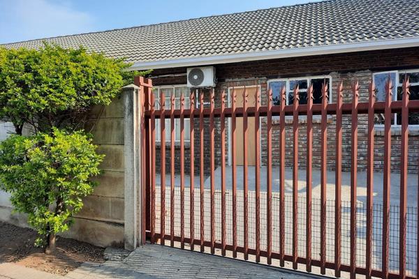 One Bedroom  Available for Rent in Rustenburg Bo-Dorp. 

The flatlet is situated next to a main house but with separate entrance to the ...