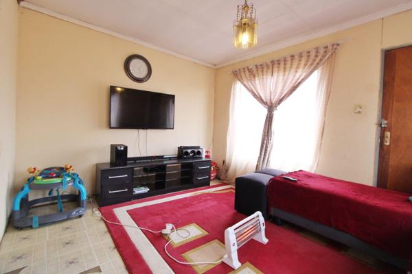 Charming 3-Bedroom Home in Dobsonville

Situated in the serene neighborhood of Dobsonville, this 3-bedroom, 1.5-bath home offers great ...