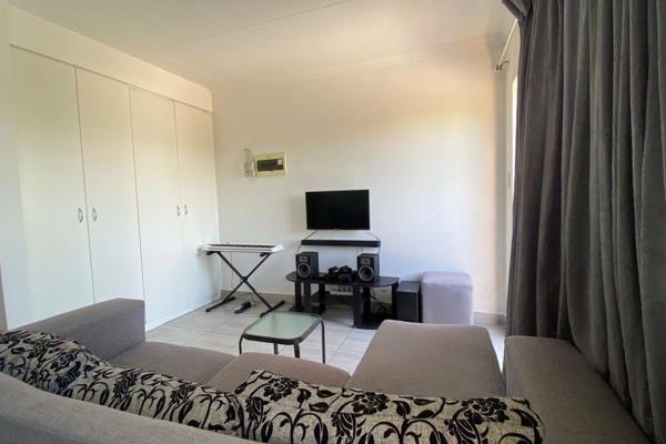 This lovely apartment consists of 1 bedrooms and 1 bathroom leading onto a balcony.

Separate kitchen.

Full bathroom with bath and ...