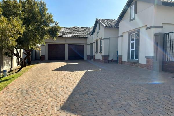 ***DUAL MANDATE***

Airy, light, sunray 4 bedroom OR 3 bedroom plus study, contemporary home up for grabs in Midstream Hill.

Set ...