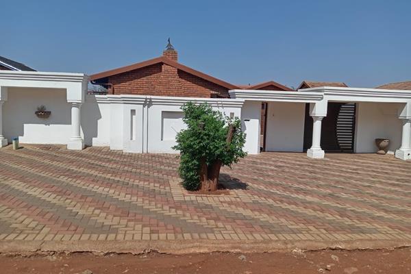 A  Specious and neat family home in a nice area,

This lovely and well kept home is located in the nice part of Vosloorus close to all ...