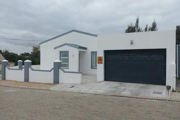 The beautiful small town of Hopefield is located 40km from Langebaan, and 120km North of Cape Town.  Enjoy the luxury of this 4 bedroom ...