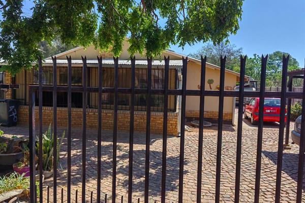 Four Bedroom House For Sale In Pretoria North.
This property has the following features:
*Four bedrooms
*Two bathrooms
*A ...