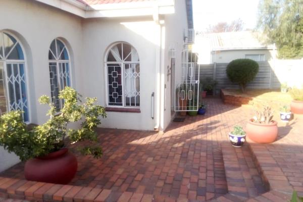 This is your ideal gem home.

Entertainers dream home with views of Johannesburg.

3 spacious bedrooms with BIC
2 bathrooms one ...