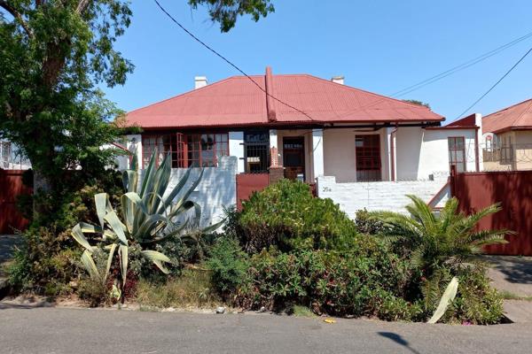 Situated in the heart of Troyeville, this well kept versatile Troyeville semi is in ...