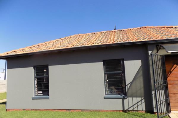 Welcome to the Star Village in Protea Glen and see this!
 spacious 3 bedrooms with built-in cupboards and laminated flooring
- 2 ...