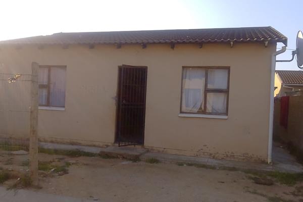 Sizwe Mlungwana is proud to present this family home with two bedrooms, lounge, kitchen and two bathrooms. The yard is spacious with a ...