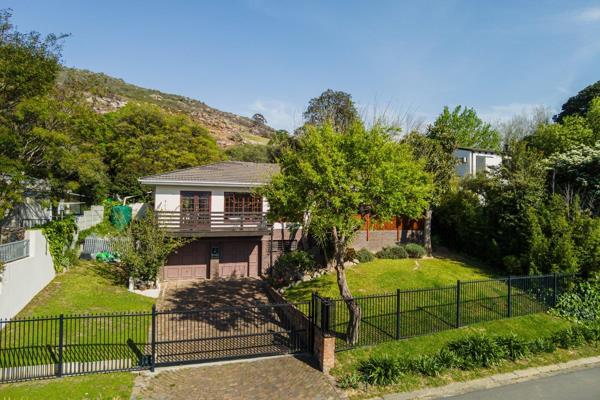 3 Bedroom house to rent in Groenvlei with beautiful views of Drakenstein mountain.  This house is fully fenced with a garden which ...