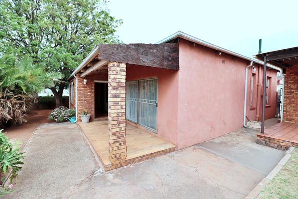 This large property measuring 991m2 offers a 3 bedroom home plus separate bachelor pad ...