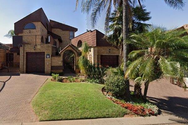 Beautiful face brick triple storey family home located in Laudium! It offers a lounge, dining room, kitchen as well as 7 bedrooms and 4 ...