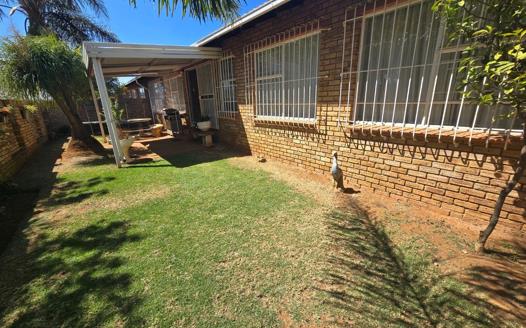 3 Bedroom Townhouse for sale in Noordheuwel