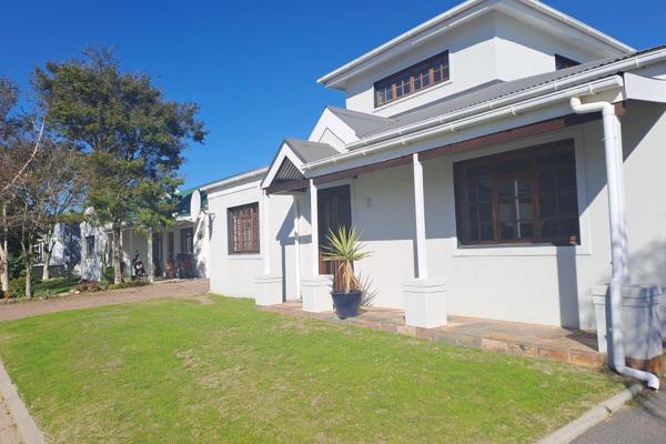 3 Bedroom house with built-in-cupboards.
open plan kitchen.
Open plan braai/dining ...