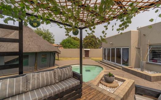 4 Bedroom House for sale in Sunward Park