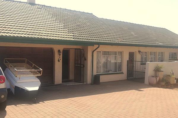 The property consist of:
4 x Bedrooms with BIC, 2 x Bathrooms ( Main en-suite), Lounge ...