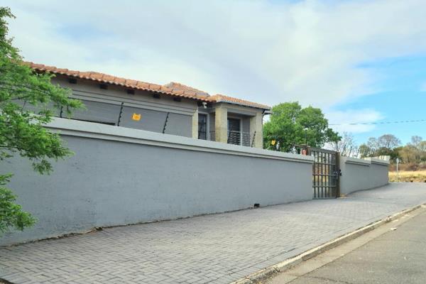 Welcome to Luxury and convenience!!!!

Stunning Family house located in Pretoria west danville/West Park.

The property offers easy ...