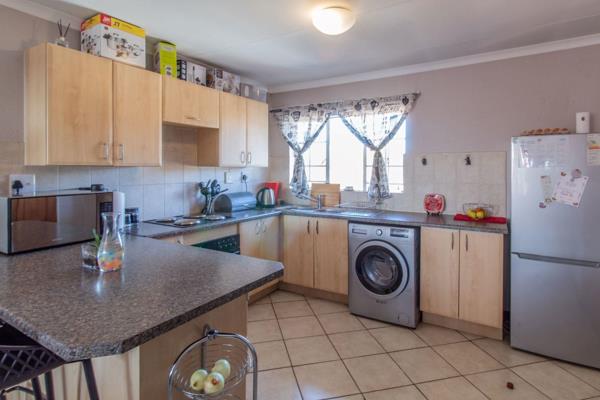 This townhouse situated in a security complex in Heuweloord , Centurion has a spacious ...