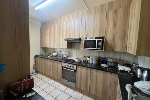 This Flat offers:

3 Bedroom with build in cupboards
Full bathroom with a bath 
BIG LIVINGROOM
New MODERN Kitchen 
Big ...