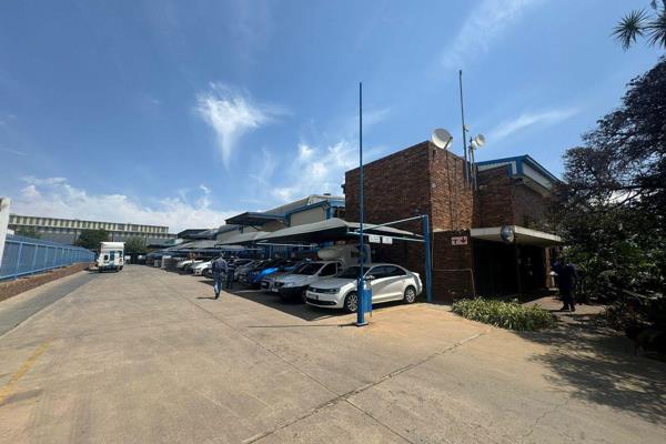 This spacious 4,500sqm warehouse in Spartan, Kempton Park offers a prime opportunity for businesses seeking a versatile and well-equipped facility. With impressive height,  abundant natural light and an impressive supply of ...