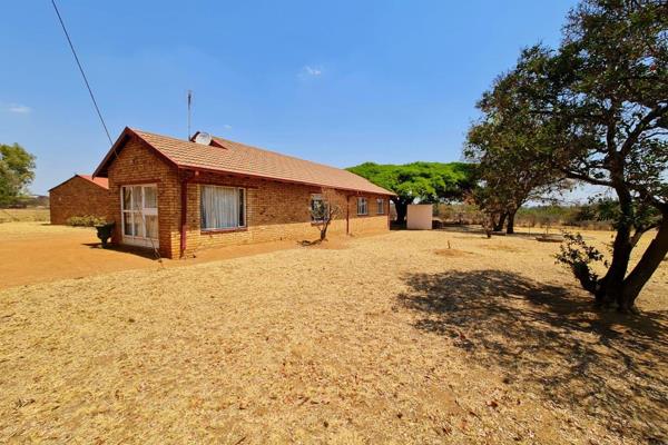 This 9.27 Ha Smallholding in Grootvlei is just north of Montana, Pretoria, close to the R101 &amp; N1 Freeway.
Main House:
The main ...