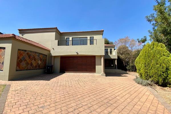 Absolutely stunning duplex in the upmarket Kyalami Crest offers 5 spacious bedrooms with ...