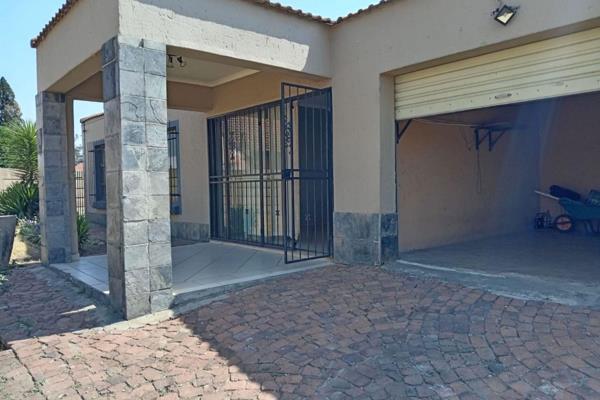 This property situated in Struisbult offers 3 bedrooms, 2 bathrooms, 1 living area, 1 garage and a garden. Pre-paid electricity. ...