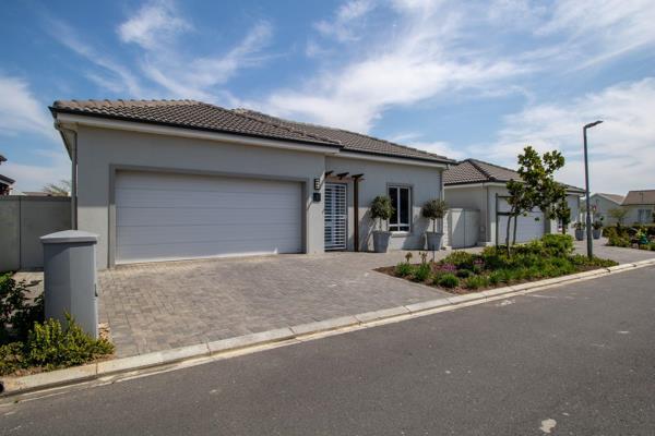 ON SHOW Sunday 13 October 15:00 - 17:00

This beautiful modern house is situated in the ...