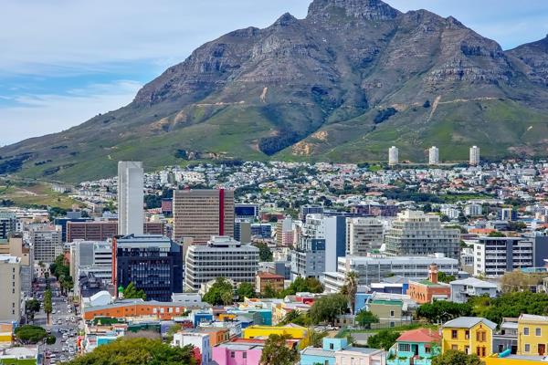 Located high up in Bo-Kaap, this home offers breathtaking views of Table Mountain and the city.
The main home has an elegant ...